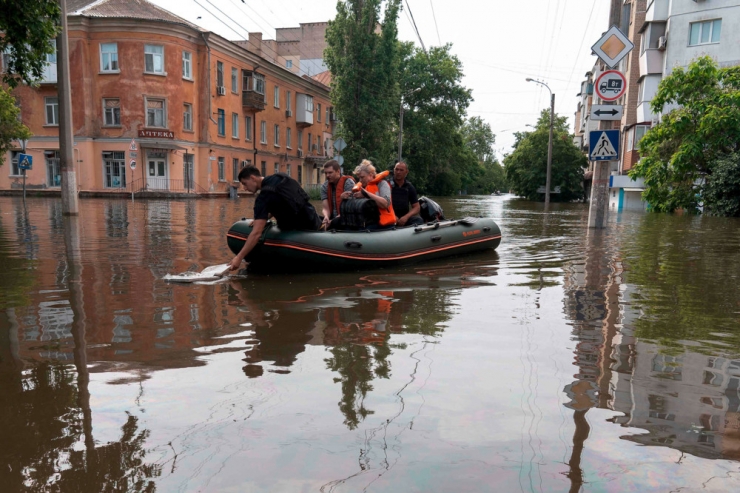 Ukraine / Russen beschießen Flutopfer in Cherson