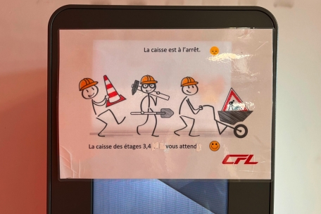 Ein Schild am nicht nutzbaren Automaten zeigt lächelnde Strichmännchen – doch das wirkt auf manche Kunden nur bedingt ansteckend