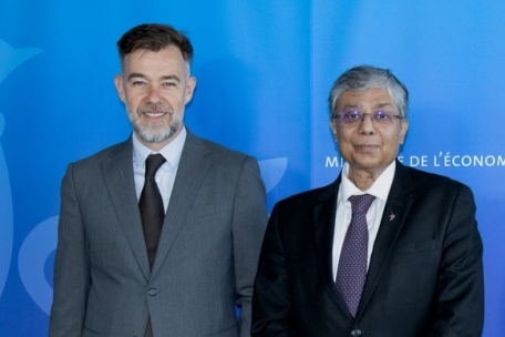 Wirtschaftsminister Franz Fayot mit Sanjay Samaddar, Geschäftsführer von ArcelorMittal Europe Long Products
