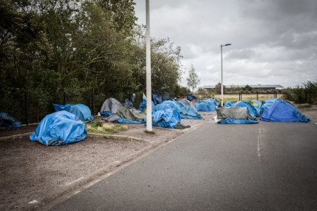 Ein Zeltlager von Geflüchteten an der französischen Kanalküste