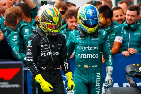 Sind bei der Verstappen-Red-Bull-Show nur Zuschauer: Lewis Hamilton (l.) und Fernando Alonso
