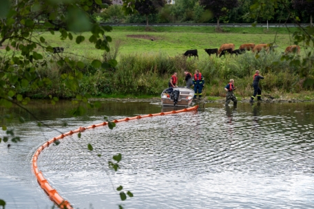Mitglieder des Technischen Hilfswerks installierten auf der Sauer eine Ölsperre