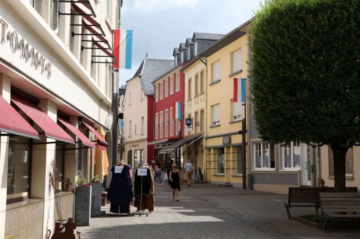 Vortag von Nationalfeiertag / Rot-Weiß-Blau dominiert in der „Moselmetropole“