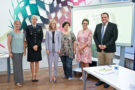 Laurence Bouquet (vom Service „Riicht eraus“), Kristin Schmit (Polizei), Taina Bofferding (Ministerin für Gleichstellung), Olga Strasser (vom SAVVD), Maryse Fisch (Erste Regierungsrätin) und Laurent Seck (Staatsanwaltschaft beim Bezirksgericht Luxemburg) haben den Report vorgestellt