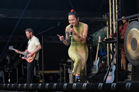 Japanese Breakfast sur le parvis de Neimënster: des compositions quelconques, mais une belle énergie scénique