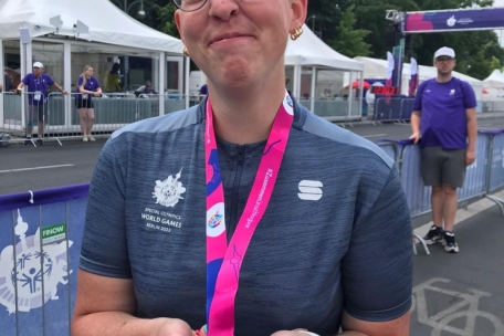 Silvia Splicks: Eine ambitionierte Athletin mit ihrer Goldmedaille