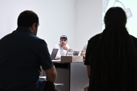 Uni-Professor Markus Miessen (M.) mit den Streetworkern Dan Draut (l.) und Mauro Almeida Cabral
