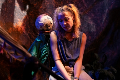 La jeune Bénédicta (une excellente Juliette Moro) parle à un avatar en chiffons de son ami Boy Killer