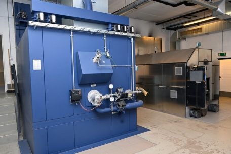 Neuer (l.) und alter Ofen