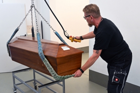 Eric Andrä beim Wiegen des Sarges