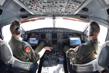 Vor allem während der Tankmanöver ist im Cockpit höchste Konzentration gefragt – damit bei Turbulenzen nicht die Verbindung abreißt 