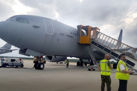 Der für militärische Zwecke umgebaute A330 auf dem Rollfeld in Eindhoven