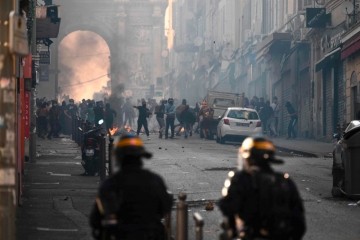 Comprendre les émeutes en France / „Une forte politisation par le bas“