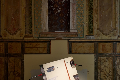 Des chariots amovibles, où des photos feignent d’être disponibles au rabais 