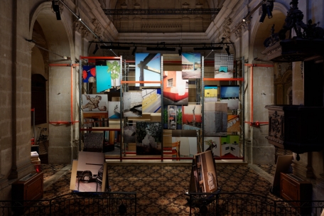 Vue d’ensemble de l’étagère monumentale qui fait écran entre l’entrée de la chapelle et l’autel 