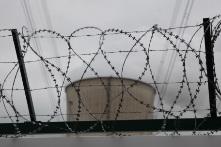 Stacheldraht vor dem AKW Cattenom