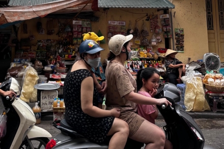Transport à la Hanoi: Auf ein Motorrad passt wahlweise auch eine vierköpfige Familie