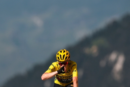 Einen Kuss auf den Ehering: Jonas Vingegaard bejubelte seine Leistung am Mittwoch