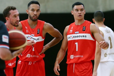 Malcolm Kreps (r.) hat bei der Armee gelernt, auch häufiger mal das Wort zu ergreifen, was auch auf dem Basketballfeld von großer Wichtigkeit ist