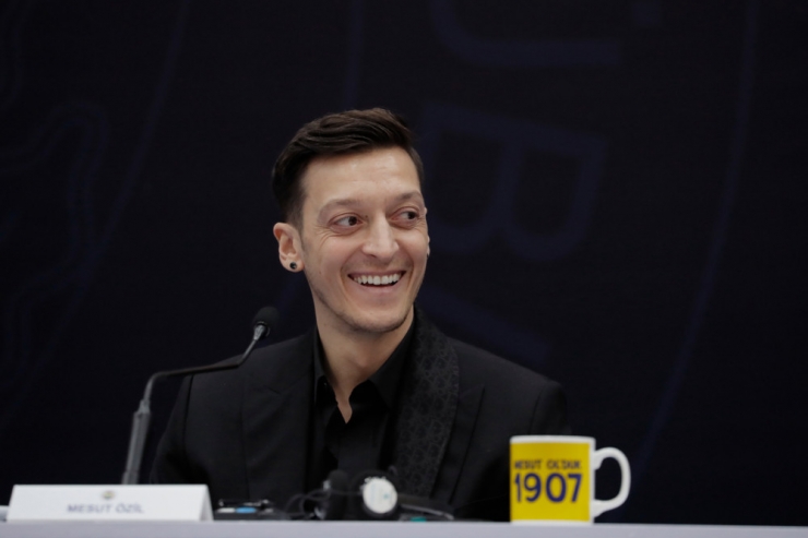 Deutschland / Bekenntnis zu „Grauen Wölfen“? Fotos von Özil sorgen für Aufregung