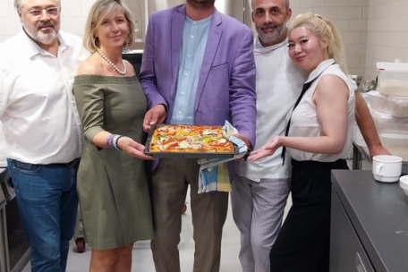 Vicenzo Turcarelli (l.), italienischstämmiger Gemeinderat aus Käerjeng, wollte seinen Gästen einen Kongress „à l’italienne“ bieten, mit italienischem Essen. Neben ihm die beiden Kandidaten Tina Fatone und John Kelsen, Pizzaiolo Alfio und die Parteisprecherin Rebecca Lau.