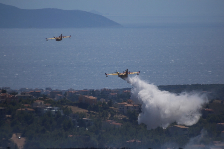 Waldbrände / Löschflugzeug mit zwei Piloten an Bord in Griechenland abgestürzt