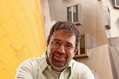 Daron Acemoglu, Professor f&uuml;r Wirtschaftswissenschaften am MIT, ist Co-Autor (mit Simon Johnson) von &bdquo;Power and Progress: Our Thousand-Year Struggle Over Technology and Prosperity&ldquo; (PublicAffairs, Mai 2023).