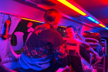 N. und J. in einem der Schlafbusse Vietnams. Wirklich ausgeruht ist man am Ende der Busfahrt nicht.