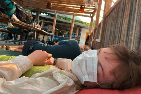 Improvisierte Schlafmaske in Ninh Binh: Ein kleines Nickerchen während der Warterei auf den Check-in in der Herberge