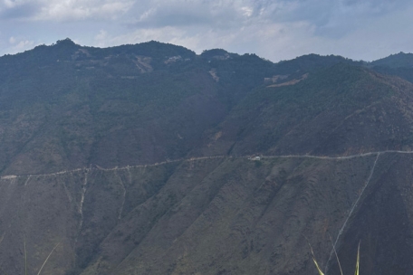Ein Zaun, der Welten trennt: Die Grenze zwischen Vietnam und China verläuft genau an den Klippen dieses Berges