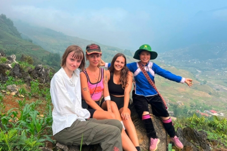 Laila, J., M. und eine lokale Guide während ihrer Wanderungen durch Nordvietnam