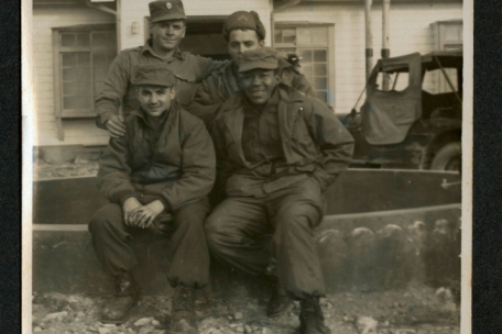 David Franklin Brock (oben links), Soldat des „2nd Engineer Combat Battalion“, zusammen mit drei weiteren Mitgliedern seiner Einheit. Sie ließen das „2nd Division Friendship Home“ für Kriegswaisen in Chongp’yong-ni errichten. Der Mann unten links hieß Robbie, sein Nachname sowie die der weiteren abgebildeten Soldaten sind nicht überliefert.