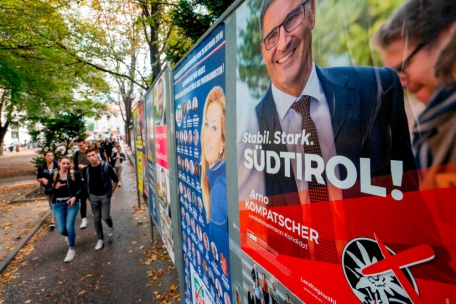 Die Partei mit dem Edelweiß-Logo gibt in Südtirol den politischen Ton an, hier bei den Landtagswahlen 2018<br />