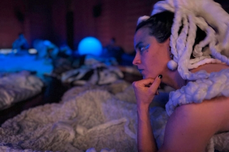 Als Klangschamanin Memory of Voice wird Catherine Elsen Teil des Klangteppichs