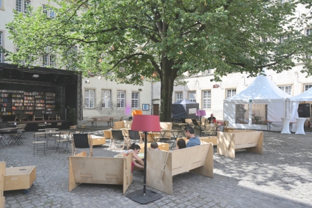 Foto: Editpress/Alain RischardBei schönstem Wetter und hohen Temperaturen nahmen die Gäste bei der Ausgabe im vergangenem Jahr gerne im Schatten der Baumkrone Platz