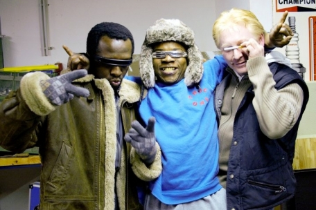 De gauche à droite: André Afrika, Eddy Afrika et Jerry Libardi sur le tournage du documentaire d’Alain Tshinza „Hamilius“ (2010)
