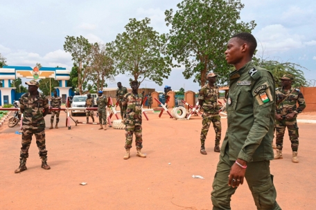 Nigrische Soldaten während einer Demonstration in Niamey vor einer französischen Luftwaffenbasis. Die Demonstranten riefen „Nieder mit Frankreich, nieder mit Ecowas“.