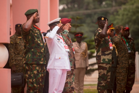 Die Militärs haben das Sagen. Hier Ghanas Vizeadmiral Seth Amoama, Chef der ghanaischen Streitkräfte, während eines Treffens der „Economic Community of West African States“ (Ecowas) in Accra, Ghana, am 17. August.