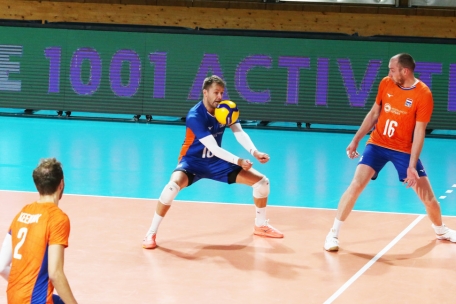 Der deutsche Angriff stellt die niederländische Verteidigung (hier Libero Robbert Andringa) vor große Probleme