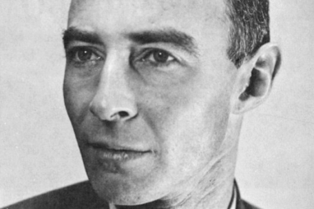 Dieses Foto von 1944 zeigt J. R. Oppenheimer in der Ver&ouml;ffentlichung &bdquo;Los Alamos: Beginning of an era, 1943-1945, Los Alamos Scientific Laboratory, 1986&ldquo;