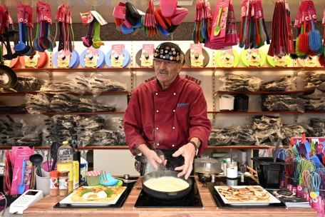 Im Pfannenstand kauft das Auge mit 