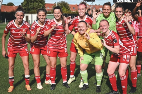 Laura Miller (2.v.l.) ist inzwischen ebenfalls Kapitänin im Verein