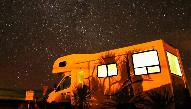 Deutschland / Schlafender Mann fällt während der Fahrt aus Wohnmobil