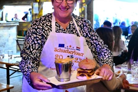 &nbsp;Simone Bintz-Asselborn (Sanem) bringt Burger und Pommes