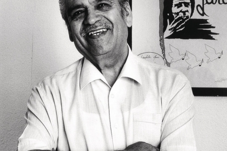 Don Hugo vor einem Plakat des chilenischen Sängers Víctor Jara. Letzterer wurde im September 1973 von Soldaten durch 44 Schüsse ermordet. 