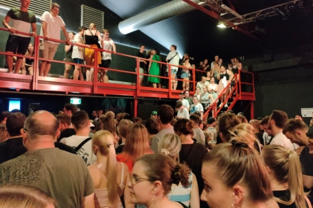 Enttäuschte Besucher verlassen am Sonntag gegen 21.20 Uhr den Konzertsaal