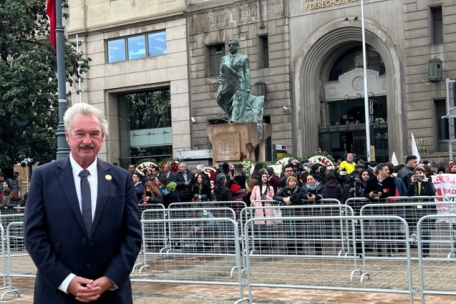 Jean Asselborn in Santiago, im Hintergrund eine Statue von Salvador Allende und das Ministerium für Justiz und Menschenrechte