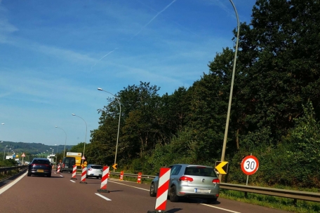 Dehnungsfugen-Ärger: Auf der A1 wird der Verkehr wegen einer defekten Fuge auf Tempo 30 heruntergebremst