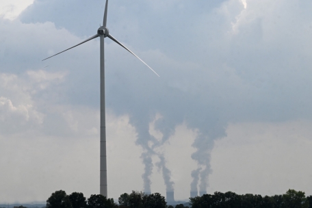 Konkurrierende Energieträger: Der Windpark Dalheim, wo nur grüner Strom für Luxemburg produziert werden soll, liegt in Sichtweite zum französischen AKW Cattenom