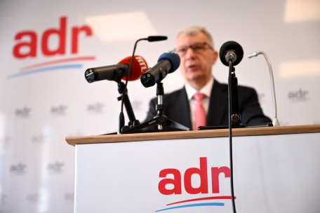 Umgang mit Rechten / Eine Brandmauer gegen die ADR? Was eine Zeitschrift für den Umgang mit der Partei fordert